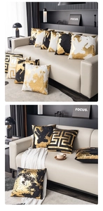 Détail de la housse de coussin géométrique dorée avec dorure sur tissu en velours