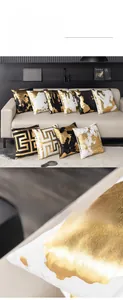 Détail macro du motif géométrique doré de luxe sur la texture de la housse de coussin