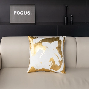 Housse de coussin géométrique dorée de luxe sur canapé en cuir pour décor moderne