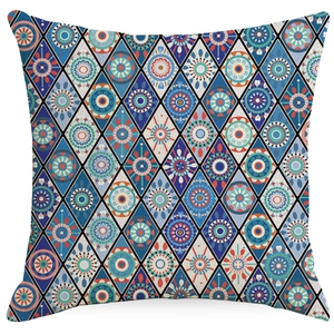 Quadratischer Kissenbezug im Boho-Stil mit blauen und orangen Mandala-Mustern auf Leinen