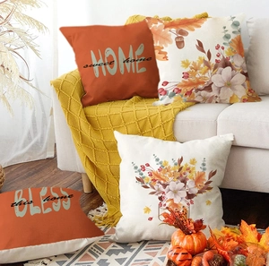 Détail de quatre housses de coussin automnales avec motifs floraux et lettrage
