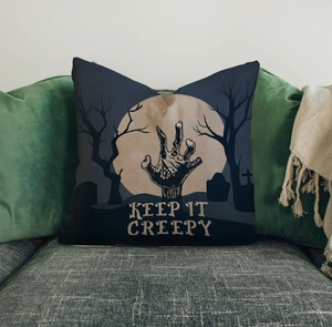 Halloween-Kissenbezug mit Zombiehand-Druck und Text Keep It Creepy in Nahaufnahme