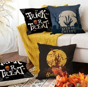 Halloween Kissenbezüge mit gruseligem Schloss und Kürbisdekor auf einem Sofa