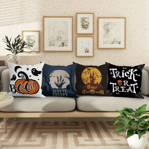 Set mit vier Halloween Deko-Kissenbezügen auf einem modernen grauen Stoffsofa