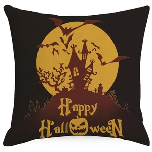 Detail eines Halloween-Kissenbezugs mit Kürbis, Schloss und Happy Halloween Text