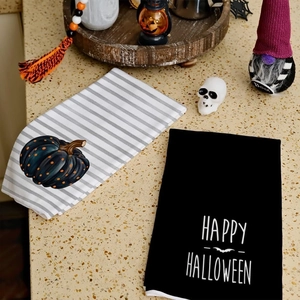 Dettaglio di asciugamani da cucina Halloween con stampa di zucca e testo Happy Halloween