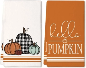 Dettaglio di strofinacci autunnali con motivi a zucca e scritta decorativa hello pumpkin