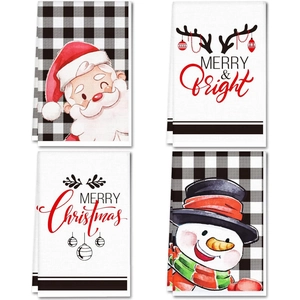 Dettaglio del set di 4 strofinacci natalizi in microfibra con Babbo Natale e stampe festive
