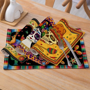 Detail van Dag van de Doden placemats met schedels op een houten eettafel