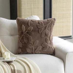 Moderne kussensloop van imitatiebont met jacquard bladpatroon in donkerbruine koffiekleur