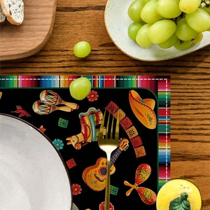 Detailopname van Dag van de Doden placemat met Mexicaanse motieven op houten tafel