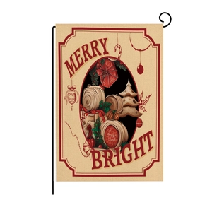 Detailansicht der Gartenflagge aus Sackleinen mit Merry Bright Aufdruck und Wintermotiven