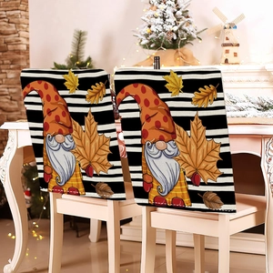 Détail de housses de chaise avec gnomes d'automne et feuilles d'érable sur rayures