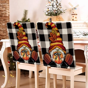 Détail de housses de chaise gnome de récolte avec carreaux et citrouille pour l'automne