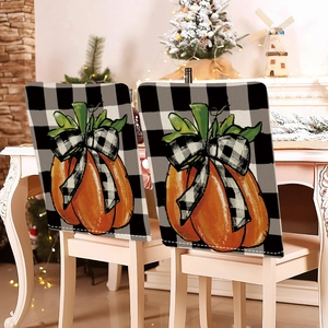 Détail de housses de chaise citrouille d'automne avec nœuds vichy pour salle à manger