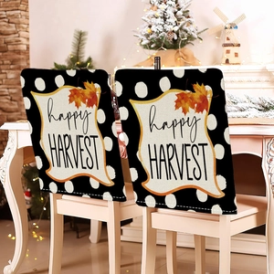 Détail de housses de chaise Happy Harvest avec feuilles d'érable et pois blancs sur noir