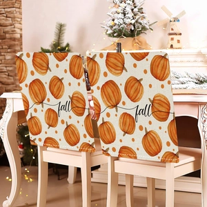 Détail de housses de chaise en toile de jute avec citrouille et décor d'automne