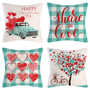 Detailansicht der Leinenkissenbezüge mit Valentinstag-Herzmotiven und Fahrraddesign