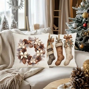 Set di due federe natalizie in lino con ghirlanda e calze decorative sul divano
