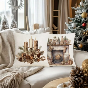 Dettaglio delle federe natalizie con candele festive e caminetto su un divano accogliente