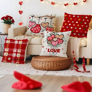 Dettaglio di quattro fodere per cuscini di San Valentino con cuori rossi e temi d'amore