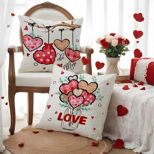 Vista dettagliata di due federe per cuscini di San Valentino con cuori e decorazioni