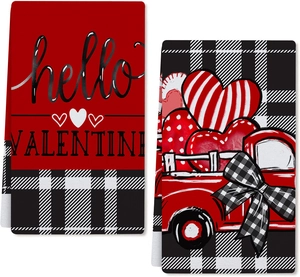 Détail de serviettes de cuisine rouges pour la Saint-Valentin avec texte et camion rétro