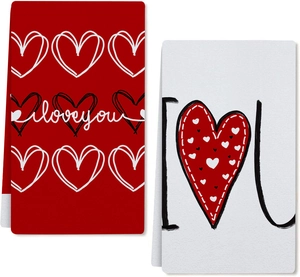Detailweergave van Valentijn handdoeken met hartpatronen en I love you tekstprints