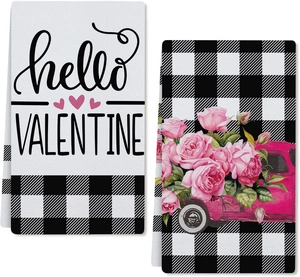 Detail van Valentijn keukendoeken met roze vrachtwagenprint en ruitjespatronen
