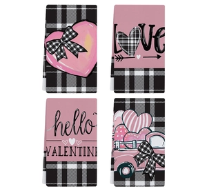 Dettagli degli asciugamani di San Valentino con cuori rosa e motivi a quadri neri e bianchi