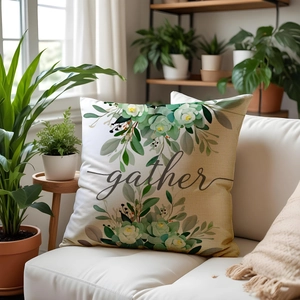 Housse de coussin beige avec motif botanique vert et texte gather sur canapé en cuir