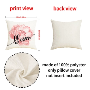 Détail d'une housse de coussin carrée de 45cm avec fleur rose et texte manuscrit