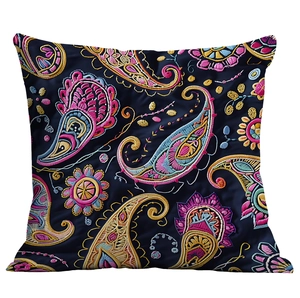 Detail der Paisley-Stickerei auf dunkelblauem Boho-Kissenbezug aus festem Canvas