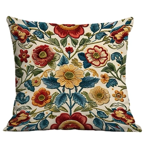 Ethno-Kissenbezug im Boho-Stil mit floralem Stickmuster auf beigem Stoff, quadratisch