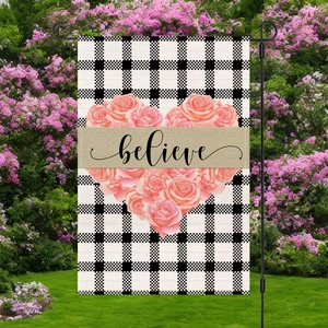 Bandiera da giardino a quadretti bianchi e neri con cuore di rose rosa e scritta Believe