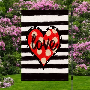 Bandiera da giardino di San Valentino con cuore rosso e scritta love su lino