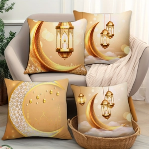 Dettaglio di quattro fodere per cuscini dorate del Ramadan con stampe di luna su divano