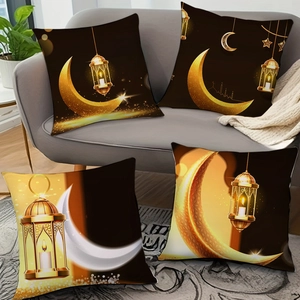 Vier Ramadan-Kissenbezüge mit goldenen Mond- und Laternenmotiven auf einem grauen Sofa