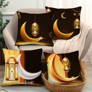 Detailansicht von vier Ramadan Kissenbezügen mit goldenem Mondmuster auf einem Sofa