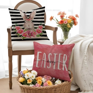 Détail des housses de coussin de Pâques avec lapin rayé et typographie festive sur tissu lin