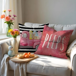 Détail de housses de coussin de Pâques avec lapin et rayures sur un canapé décoré