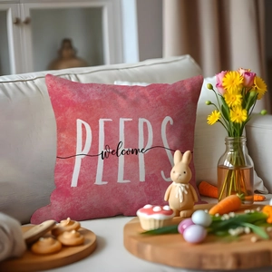 Housse de coussin Pâques Peeps rose 45x45cm décorative sur un canapé blanc