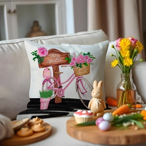 Floraler Oster-Kissenbezug mit rosa Fahrrad auf weißem Sofa in gemütlichem Garten-Ambiente