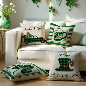 Détail de housses de coussin en lin pour la Saint-Patrick avec trèfles et motifs verts