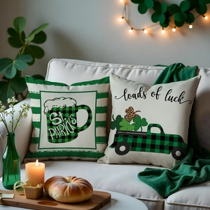 Détail de housses de coussin en lin Saint-Patrick avec motifs camion trèfle et bière