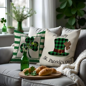 Détail macro de housses de coussin en lin pour la St-Patrick avec motifs de trèfles
