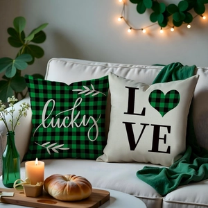 St. Patrick's Day Kissenbezüge mit Lucky- und Love-Drucken auf einem weißen Sofa