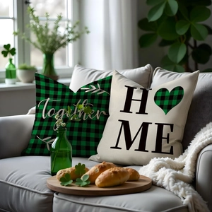 Detail von St. Patricks Day Kissenbezügen mit grünem Karomuster und Herz Design
