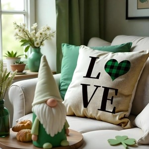 Beigefarbener Kissenbezug zum St. Patrick's Day mit LOVE-Text und grünem Karo-Herz