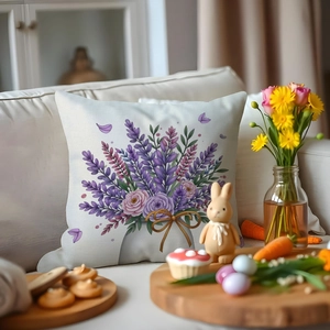 Detailansicht des Lavendel-Blumenmusters und der Leinentextur auf dem quadratischen Kissenbezug